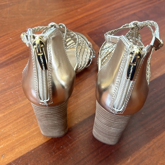 New never worn Vince Camuto Ariah leather pale gold, strappy sandals size 8 - Picture 3 of 6